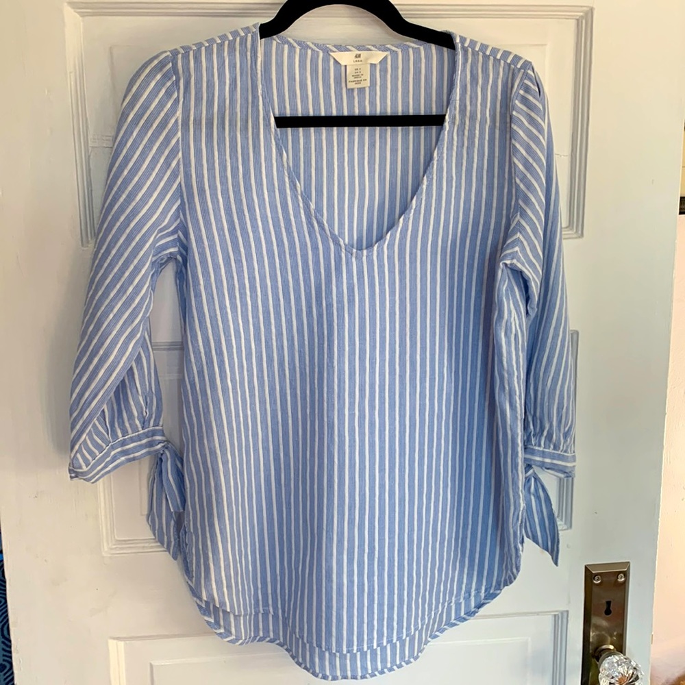 EUC H&M Blue & White Seersucker Striped V Neck Top Tunic Sz 2 Tie 3/4 Sleeves